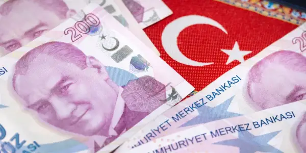 Turecka waluta, banknoty 200 lir, na tle flagi Turcji. Sprawdź aktualny kurs wymiany!