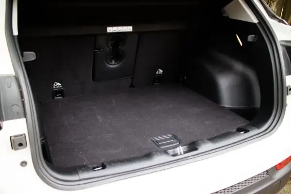 Tomt jeep compass bagageutrymme med fästen för barnstol. Perfekt för helgens äventyr!