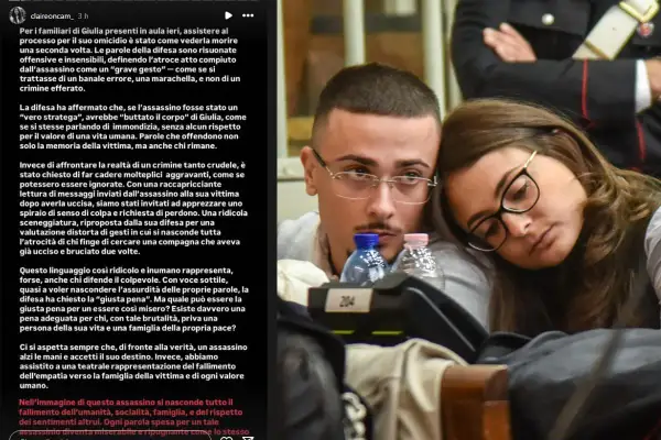 Giovane uomo con occhiali e una donna con occhiali, forse in tribunale, mentre si sognava di assistere a un omicidio.