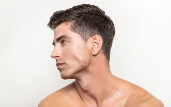 Profil d'un homme au visage lisse, sans barbe visible. Une question se pose : comment savoir si on est imberbe ?