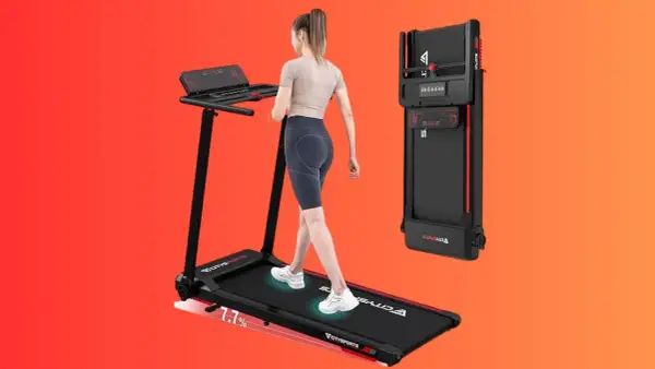 Femme marchant sur un tapis de course pliable. Le programme tapis de course est idéal pour un entraînement à domicile.