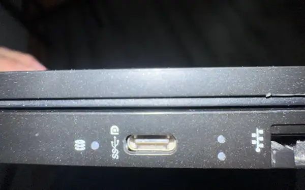 Port USB-C na laptopie, który może posłużyć do ładowania.