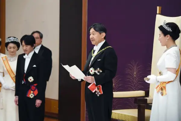 Cesarz Japonii w uroczystym stroju, z orderami, przemawia do cesarzowej.
