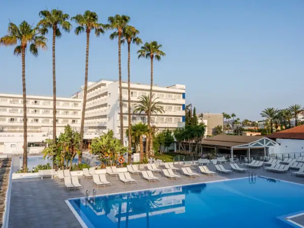 TUI Suneo Santa Ponsa: Ein Hotel mit Pool und Palmen, bereit für sonnige Tage.
