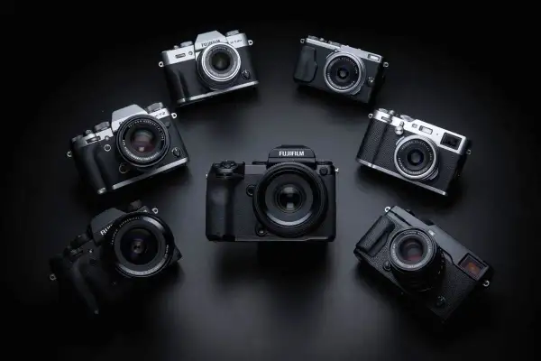 Kolekcja aparatów Fujifilm ułożona w okrąg. W centrum duży, czarny korpus, a wokół niego mniejsze modele, w tym X-T20. Każdy aparat to potencjalna pełna klatka możliwości.
