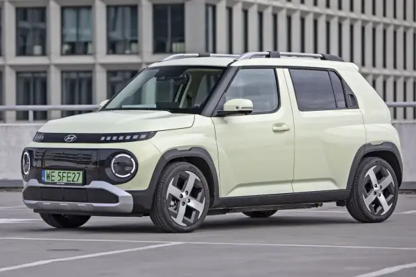 Jasnozielony Hyundai Exter na parkingu. Zastanawiasz się, ile kosztuje najtańszy samochód elektryczny? Ten model może być odpowiedzią.