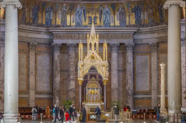 Magnifico ciborio dorato e mosaici antichi nella Basilica di San Paolo Fuori le Mura.