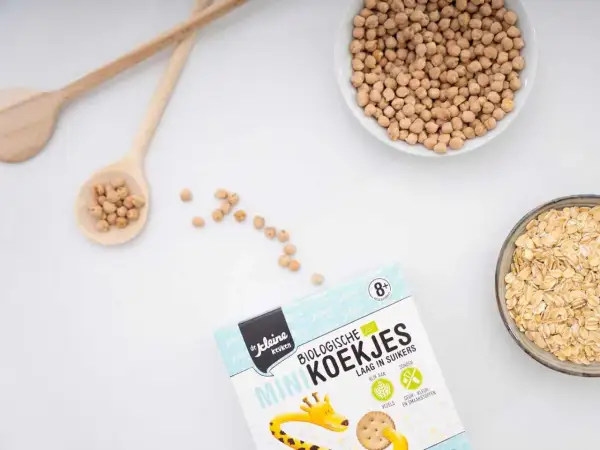 Kichererbsen sind von Natur aus glutenfrei. Hier sind Kichererbsen, Haferflocken und Kekse für Babys.