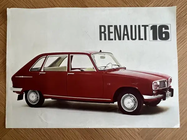 En röd Renault 16, en klassisk bil med en unik design, visas i profil.