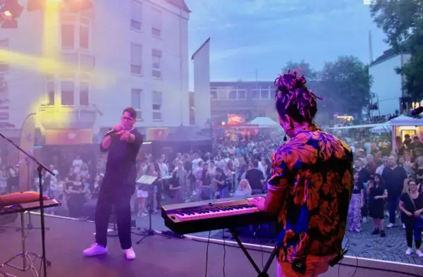 Live-Musik und Feiernde auf der Bühne und im Publikum. So ist was los in Wermelskirchen!
