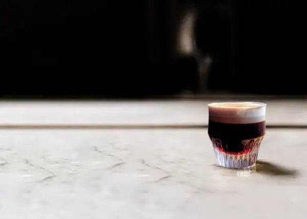 En vacker kaffe spanien, en lager på lager-drink med mörk espresso och krämigt skum, serverad i ett elegant glas.