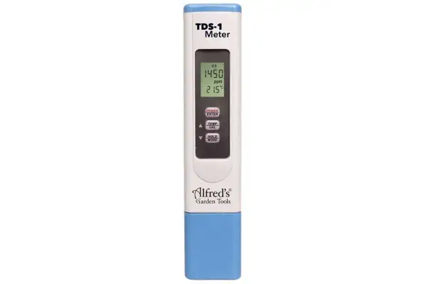 Un appareil blanc et bleu, un TDS-1 Meter, affiche 1450 ppm et 21.5°C. Idéal pour tester l'eau de votre jardin.