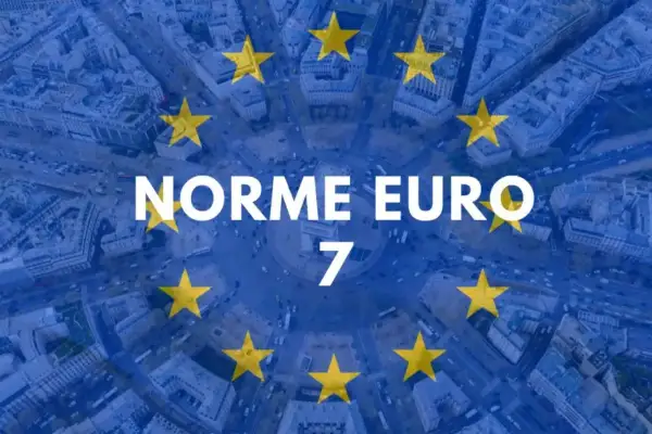 Texte blanc "NORME EURO 7" sur fond de ciel étoilé de l'UE, avec une vue aérienne d'une ville animée.