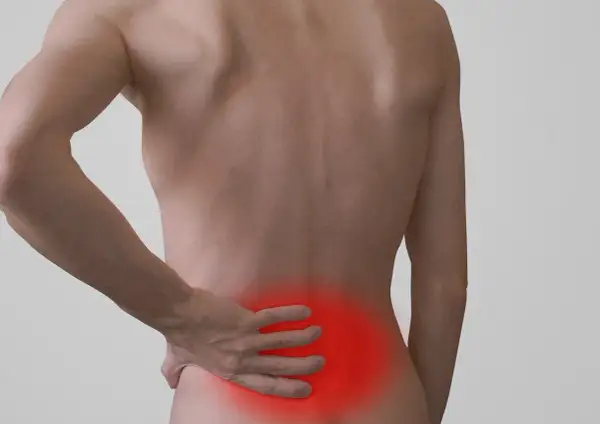 Dolore alla schiena, con un'area rossa che evidenzia i sintomi di uno strappo lombare.