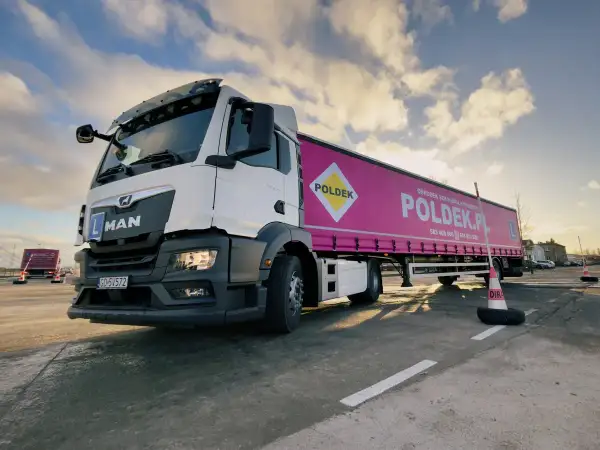 Ciężarówka MAN z naczepą "POLDEK" na placu manewrowym. Szkoła jazdy "POLDEK" od ilu lat szkoli kierowców?