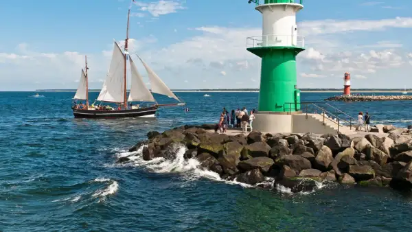 Segelschiff und Leuchttürme am Meer – so lässt sich ein schöner Tag gestalten, wenn man in Rostock ist.