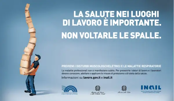 Un lavoratore con una pila instabile di scatoloni. La salute nei luoghi di lavoro è importante, non voltarle le spalle. Le malattie professionali, cosa rischia l'azienda se non previene i disturbi.