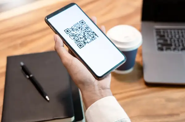 Smartphone con QR code per l'invalidità civile.