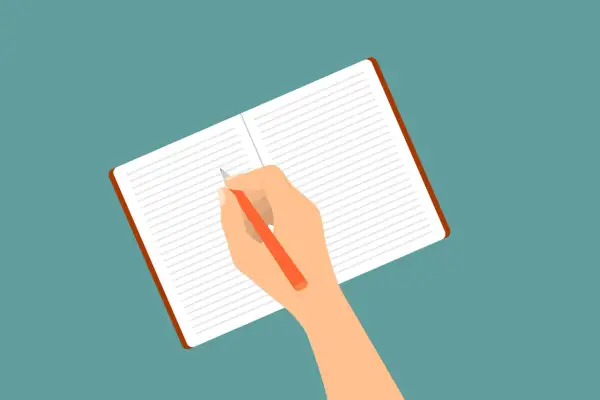 Hand schreibt in ein leeres Notizbuch. Hier sind einige Ideen für das Tagebuchschreiben.