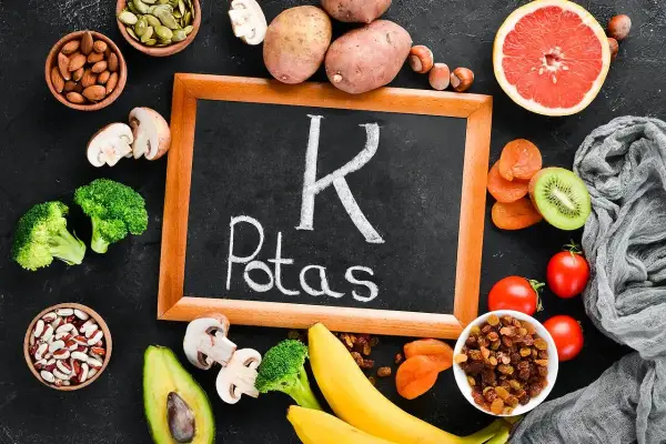 Potas to kluczowy pierwiastek, którego niedobór może być groźny. Na zdjęciu produkty bogate w potas: ziemniaki, banany, awokado, brokuły, pomidory, suszone morele, rodzynki, orzechy, migdały, pestki dyni.