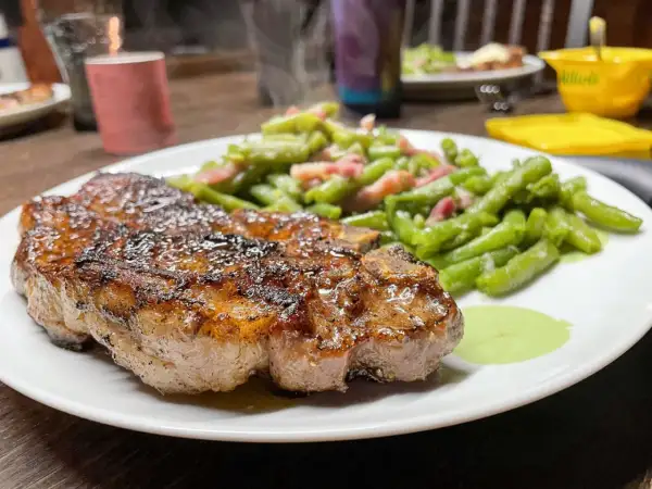 Un jugoso filete de carne magra, perfectamente cocinado, acompañado de judías verdes salteadas con tocino.