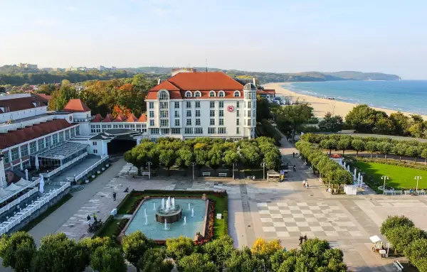 Sopot oferuje wiele atrakcji dla dzieci, w tym piękny widok na plażę i morze, park z fontanną oraz tereny spacerowe.