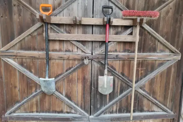 Jak zrobić wieszak na narzędzia ogrodowe? Prosty DIY [Poradnik]