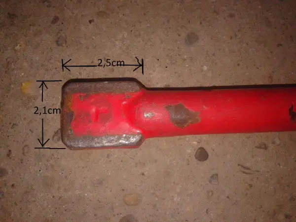 Wymiary klucza do grzejników aluminiowych: 2,5 cm szerokości i 2,1 cm wysokości.