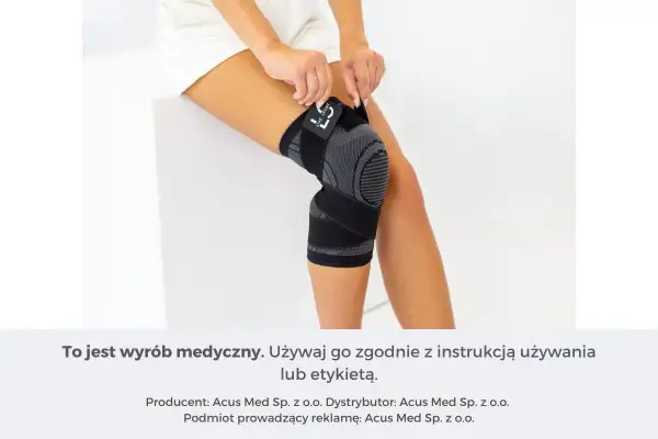 Kobieta zakłada czarny stabilizator na kolano.