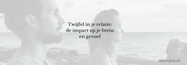 Twee mensen kijken naar de zee. Tekst: "Twijfel in je relatie: de impact op je brein en gevoel." Vertrouwen twijfel relatie quotes.
