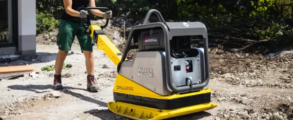 Zagęszczarka 500 kg Wacker Neuson DPU6555 zapewnia dużą głębokość zagęszczania gruntu na budowie.