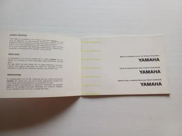 Libretto motore fuoribordo Yamaha, con istruzioni in diverse lingue.