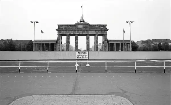Brama Brandenburska za murem, kiedy zbudowano mur berliński. Znak ostrzega: "Uwaga, opuszczasz teraz Berlin Zachodni".