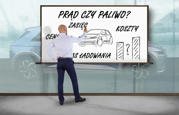 Mężczyzna rysuje na tablicy porównanie "Prąd czy paliwo?", pokazując samochód na prąd.