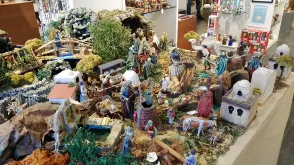 Detalle de belenes en Zaragoza, con figuras bíblicas, animales y construcciones en miniatura.