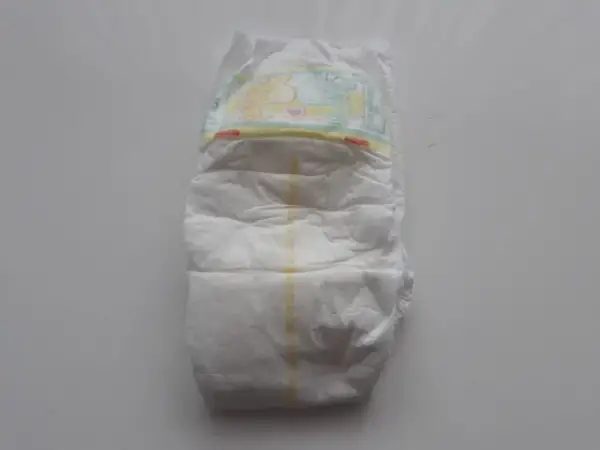 Jak rozpoznać przód pieluchomajtek Pampers, aby uniknąć błędów?