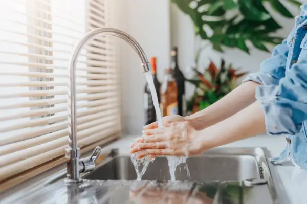 Hände werden unter fließendem Wasser gewaschen. Wie lange ist kein Wasser zumutbar?