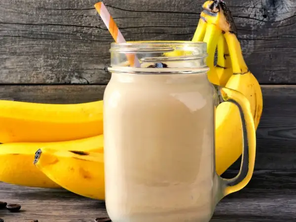 Pyszny, kremowy shake proteinowy na odchudzanie z bananem i kawą. Idealny na zdrowy początek dnia.