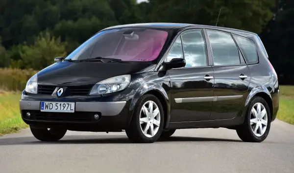 Czarny Renault Scenic z dwoma żarówkami z przodu, gotowy na malowniczą podróż.