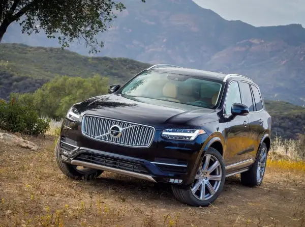 Czarny Volvo XC90 II na tle gór. Mimo pięknego widoku, warto pamiętać o potencjalnych volvo xc90 ii awarie i problemy.