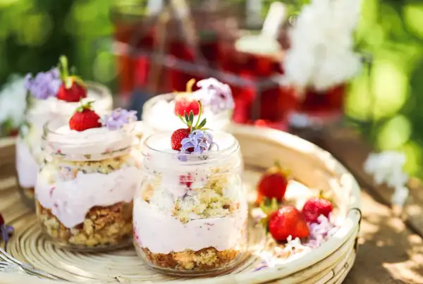 En härlig sommardessert i glasburkar, en himmelsk jordgubbstårta med fluffig kräm och färska bär.