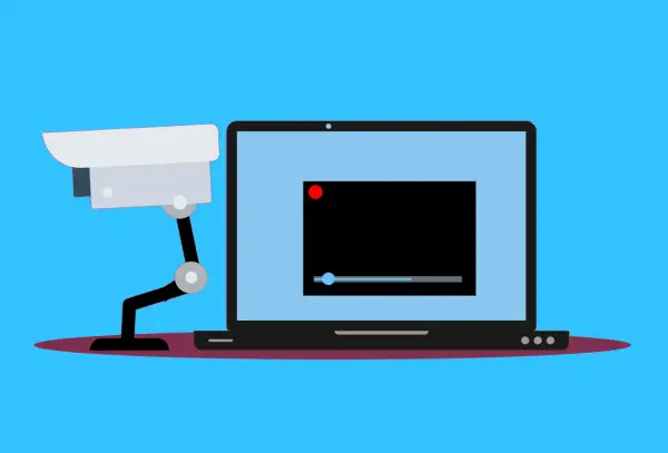 Kamera monitoringu obok laptopa z odtwarzaczem wideo. Dowiedz się, jak wyciągnąć strumień RTSP z kamery.