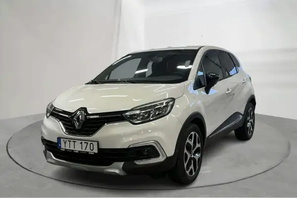 Vit Renault Captur, perfekt för en begagnad bil-test. Denna modell har en modern design och är redo för nya äventyr.