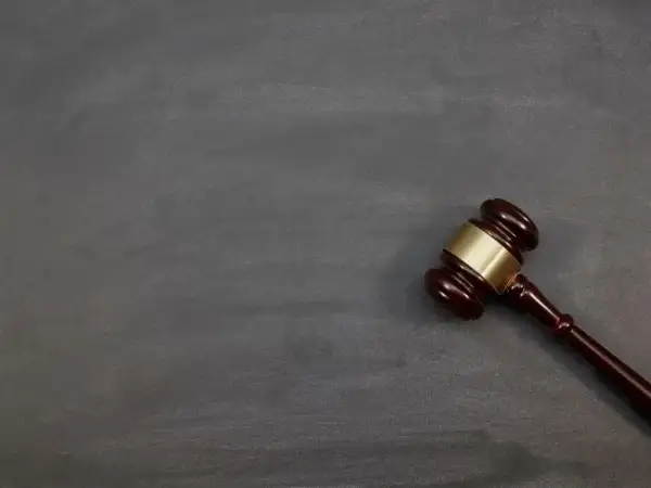 Ile trwa uprawomocnienie wyroku karnego? Poznaj kluczowe terminy