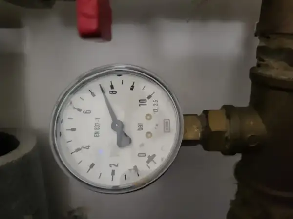 Manometr wskazuje, jakie ciśnienie wody w domu. Wskazówka pokazuje około 7 barów.