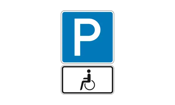 Verkehrsschild: Parkplatz mit Rollstuhlsymbol. Ein blauer Kasten mit weißem "P" über einem weißen Kasten mit schwarzem Rollstuhlsymbol kennzeichnet einen behinderten Parkplatz.