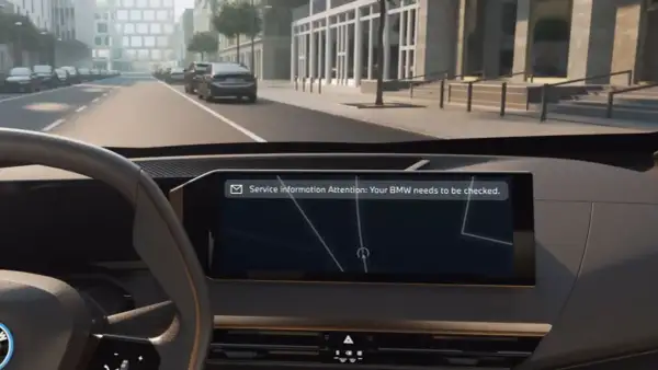 Vista interior de un BMW con mensaje de atención: "Tu BMW necesita una revisión".