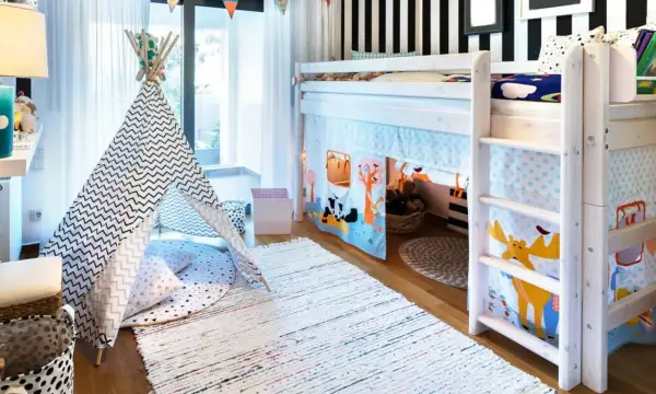 Ein **hochbett vor fenster** in einem Kinderzimmer mit Spielzelt, Teppichen und bunten Vorhängen.