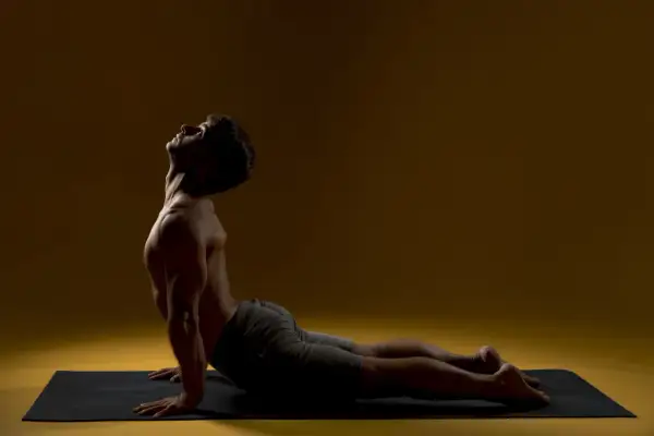 Joga a kalorie: ile spalisz? Dynamiczne style vs. relaks