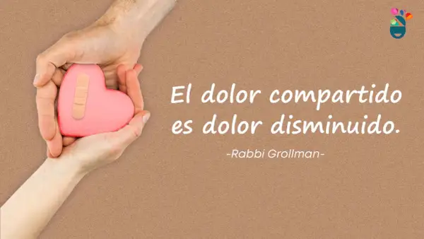 Manos sostienen un corazón rosa con una curita, transmitiendo la idea de que el dolor compartido es dolor disminuido.